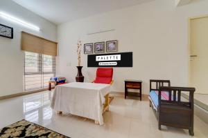 SingānallūrNirvana 4BHK by Palette | DanCenter的客厅配有桌子和床。