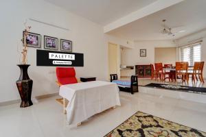 SingānallūrNirvana 4BHK by Palette | DanCenter的一间带桌子和椅子的大客厅