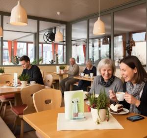 two women sitting at a table in a restaurant at Landhotel Schustermühle in Seefeld-Kadolz +12 photos