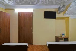 Televiisor ja/või meelelahutuskeskus majutusasutuses Dear Hotel