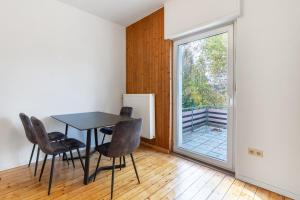 a dining room with a table and chairs and a window at Ferienwohnungen am Gellershagenpark 2 in Braksiek
