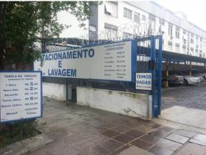 een bord op een hek voor een gebouw bij Apartamento, Studio, Loft - GO Rio Branco, próximo HCPA e HPS in Porto Alegre