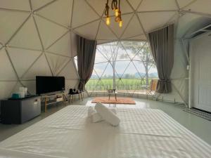 En eller flere senge i et værelse på Whitehouse resort