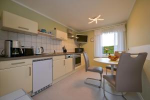 Kuchyň nebo kuchyňský kout v ubytování Ferienhaus "Am Eisenberg"- Wandern im UNESCO Biosphärenreservat Vessertal