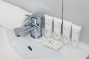 lavabo con grifo y 4 cepillos de dientes en Unique Studio with Balcony in Jastrzębia Góra by Noclegi Renters, en Tupadły