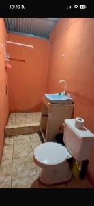 un baño con inodoro y lavabo en Camping y hospedaje playa azul, en Tarcoles