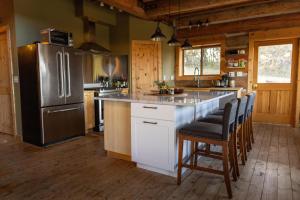 O bucătărie sau chicinetă la Adams Rest