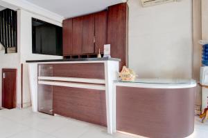 Kuchyň nebo kuchyňský kout v ubytování Hotel O near Maguwoharjo Stadium formerly Graha Ngaso