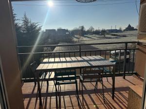 Ein Tisch und Stühle auf einem Balkon mit Aussicht in der Unterkunft Le cocon in Hambach