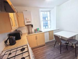 Una cocina o cocineta en High Street Hideaway 5 fotos más