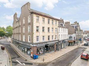 El barrio en el que está el departamento o un barrio cercano