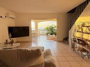 Μια τηλεόραση ή/και κέντρο ψυχαγωγίας στο Mont Choisy Sea View Apartment