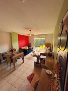 Khu vực ghế ngồi tại Escapade Gujanaise Jardin et Tout à Portée