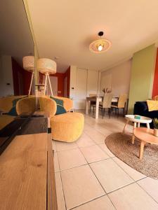 Khu vực ghế ngồi tại Escapade Gujanaise Jardin et Tout à Portée