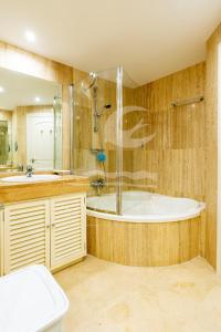 a bathroom with a tub and a shower and a toilet at Jardines de Santa Maria Golf in Marbella
