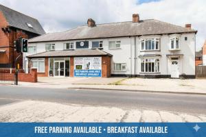 un edificio blanco en la esquina de una calle en The Longlands Hotel, en Middlesbrough