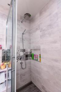 ein Badezimmer mit Dusche mit Glastür in der Unterkunft City Home Sandanski in Sandanski