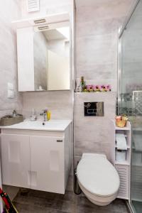 ein weißes Badezimmer mit Toilette und Waschbecken in der Unterkunft City Home Sandanski in Sandanski + 21 Fotos