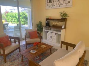 O zonă de relaxare la Sunsets on Grebe Waterfront Saltwater Heated Pool Retreat