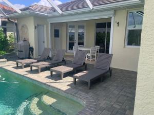 Piscina de la sau aproape de Sunsets on Grebe Waterfront Saltwater Heated Pool Retreat