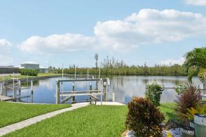 O vedere a unui râu din apropierea casei de vacanță +43 fotografii