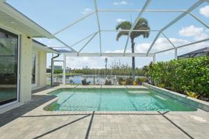 Piscina de la sau aproape de Sunsets on Grebe Waterfront Saltwater Heated Pool Retreat