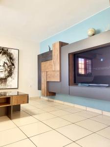 Μια τηλεόραση ή/και κέντρο ψυχαγωγίας στο ENJOY House with Large Pool & Jacuzzi