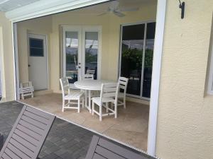 Un balcon sau o terasă la Sunsets on Grebe Waterfront Saltwater Heated Pool Retreat