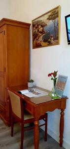 Телевизор и/или развлекательный центр в Hotel Richelieu