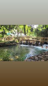 um rio com uma cascata num parque em Thermas Paradise resorts em Rio Quente