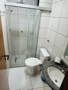 um banheiro com chuveiro, vaso sanitário e pia em Thermas Paradise resorts em Rio Quente