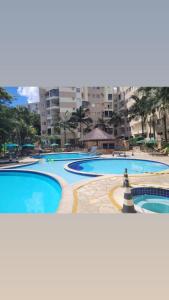 uma grande piscina com água azul em Thermas Paradise resorts em Rio Quente