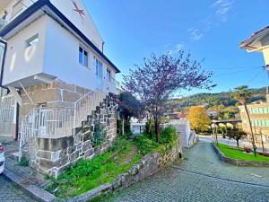 Cảnh núi rừng hoặc tầm nhìn ra núi từ căn hộ