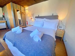 Giường trong phòng chung tại Estúdio Charmoso no Coração das Termas