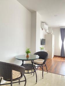 加德满都Himalayan Laligurans Apartments的餐厅里有一张桌子和几把椅子