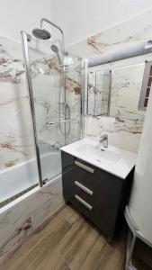 Un baño con lavabo y ducha en Appartement Les Halles , Climatisation, Terrasse, Garage, en Narbona 15 fotos más