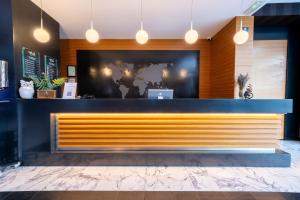 马尔马里斯塞提雅海滩度假酒店的大厅里，柜台前摆放着一张黄色长椅。 更多94张照片