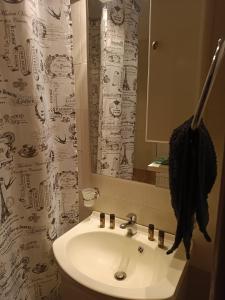 Ένα μπάνιο στο όμορφο διαμερισμα με δυο κρεβατοκάμαρες