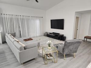 Μια τηλεόραση ή/και κέντρο ψυχαγωγίας στο Fabulous private villa walking distance to the beach