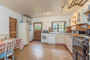 Una cocina o cocineta en Stabal-Derwin 18 fotos más