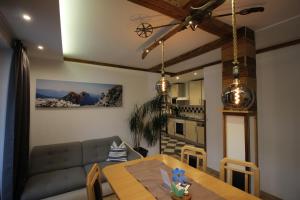 una sala de estar con una mesa y un sofá en Appartementhaus Lercher, en Flattach