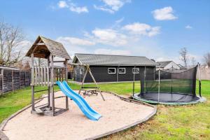 菲耶勒鲁普8876-Glesborg-Strandvejen-43的有滑梯和秋千的游乐场