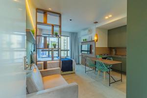 um quarto com uma cama, uma mesa e uma cozinha em Allure Residence by Carpediem em Recife