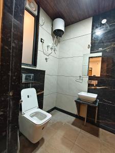 un bagno con un water e un lavandino di Hotel CM Palace Khatu Shyam a Khātu