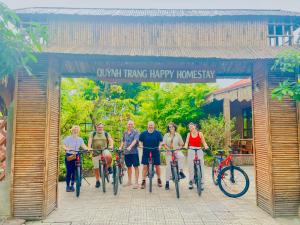Xuân Sơnhappy bungalow homestay的一群人站在他们的自行车前