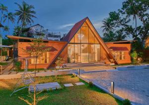 Un jardín fuera de Kayal Cove Alleppey by VOYE HOMES - Luxury Pool Resort & Houseboat
