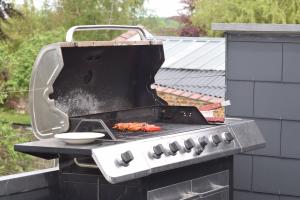 una griglia con sopra della carne di Les Secrets du Chat a Clavier