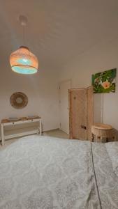 a bedroom with a bed and a light fixture at Kıbrıs Girnede 1 yatak odalı Süper lüks havuzlu daire in Vuda
