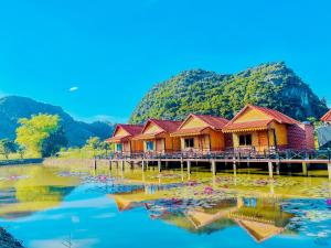 Xuân Sơnhappy bungalow homestay的河上码头上的一排房子