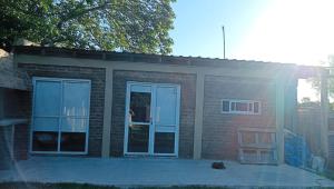 - un bâtiment en briques avec une porte et une fenêtre dans l'établissement El gringo, à Victoria